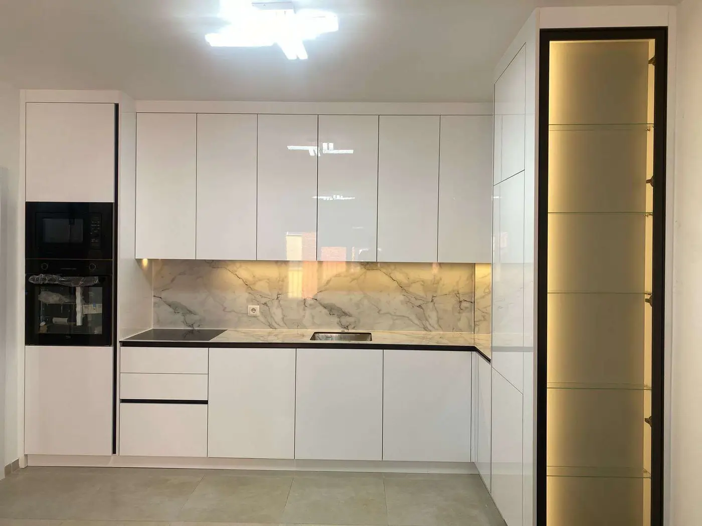Vitt & stenskiva • Modern